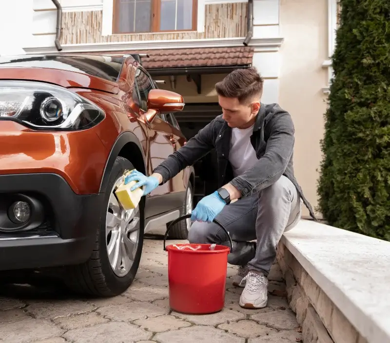 Lavage auto à domicile Cuissai : professionnel intervenant sur un véhicule